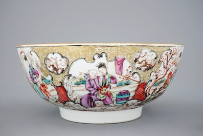 Een grote Chinese famille rose kom met mandarijns decor, Qianlong
