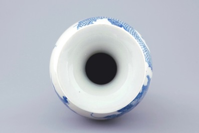 Un vase de forme meiping aux dragons en porcelaine de Chine bleu et blanc, marque Kangxi, 19&egrave;me