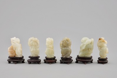 Tien diverse kleine jade sculpturen op houten sokkels, 19/20e eeuw