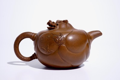 Een Chinese Yixing steengoed theepot met draken, 19/20e eeuw
