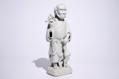 Une paire de grandes figures d'immortels en blanc de Chine de Dehua, 18/19&egrave;me
