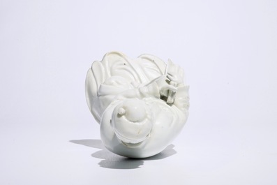 A Chinese Dehua blanc de Chine model of Guanyin, 18/19th C.