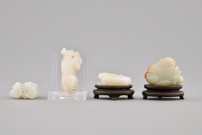 Tien diverse kleine jade sculpturen op houten sokkels, 19/20e eeuw