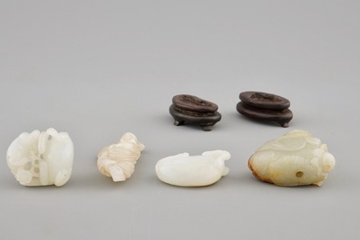 Tien diverse kleine jade sculpturen op houten sokkels, 19/20e eeuw