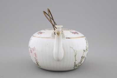 A Chinese qianjiang cai teapot and cover, 19/20th C.