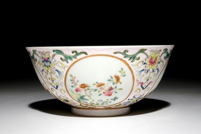 A Chinese famille rose bowl with floral medallions, Daoguang mark, 19/20th C.