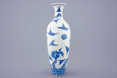 Un vase de forme meiping aux dragons en porcelaine de Chine bleu et blanc, marque Kangxi, 19&egrave;me