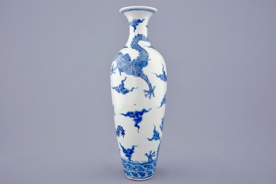 Un vase de forme meiping aux dragons en porcelaine de Chine bleu et blanc, marque Kangxi, 19&egrave;me