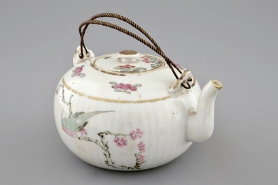 A Chinese qianjiang cai teapot and cover, 19/20th C.