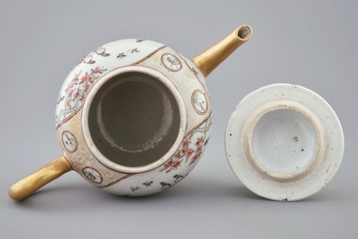 A Chinese famille rose mandarin teapot and two spoon trays, Qianlong