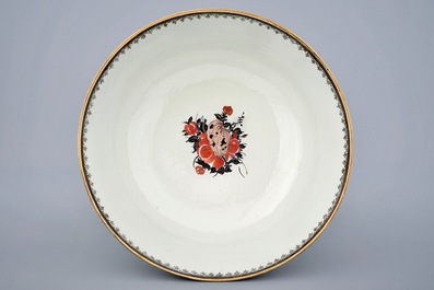 Een grote Chinese famille rose kom met mandarijns decor, Qianlong