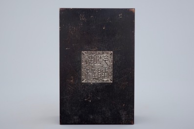 Un livre en bois compos&eacute; de plaques de jade blanc grav&eacute;es aux textes et sceaux, Chine, 20&egrave;me