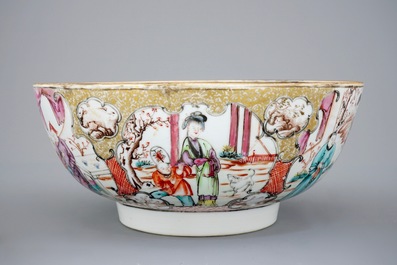 Een grote Chinese famille rose kom met mandarijns decor, Qianlong