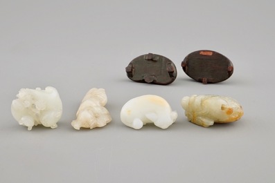 Tien diverse kleine jade sculpturen op houten sokkels, 19/20e eeuw