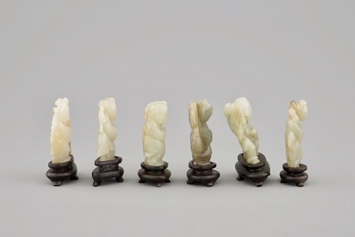 Tien diverse kleine jade sculpturen op houten sokkels, 19/20e eeuw