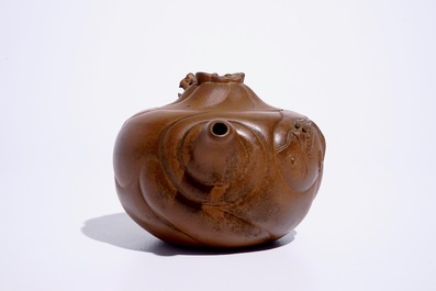 Een Chinese Yixing steengoed theepot met draken, 19/20e eeuw