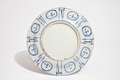 Een gevarieerd lot Chinees blauw-wit en famille rose porselein, Wanli, Kangxi en later