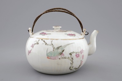 A Chinese qianjiang cai teapot and cover, 19/20th C.