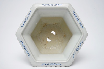 A Chinese famille rose hexagonal "Wu Shuang Pu" jardiniere, 20th C.