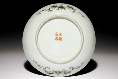 A Chinese Dayazhai grisaille-decorated yellow ground plate, 19th C.