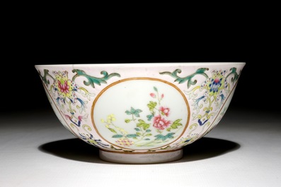 A Chinese famille rose bowl with floral medallions, Daoguang mark, 19/20th C.