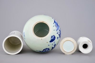 Un lot vari&eacute; en porcelaine de Chine famille rose et bleu et blanc, 19/20&egrave;me