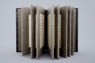 Un livre en bois compos&eacute; de plaques de jade blanc grav&eacute;es aux textes et sceaux, Chine, 20&egrave;me