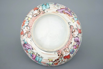 Een grote Chinese famille rose kom met mandarijns decor, Qianlong