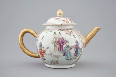 A Chinese famille rose mandarin teapot and two spoon trays, Qianlong