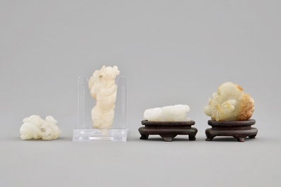 Tien diverse kleine jade sculpturen op houten sokkels, 19/20e eeuw