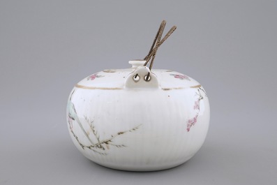 A Chinese qianjiang cai teapot and cover, 19/20th C.