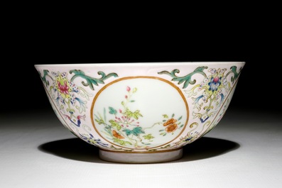 A Chinese famille rose bowl with floral medallions, Daoguang mark, 19/20th C.