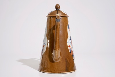 Une cafeti&egrave;re en porcelaine de Chine de style Imari sur fond brun capucin, Qianlong