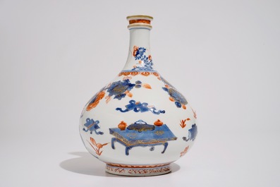 Un vase de forme bouteille en porcelaine de Chine de style Imari, Kangxi
