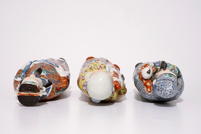 Un ensemble de trois figures d'immortels en porcelaine de Chine famille rose, 19/20&egrave;me