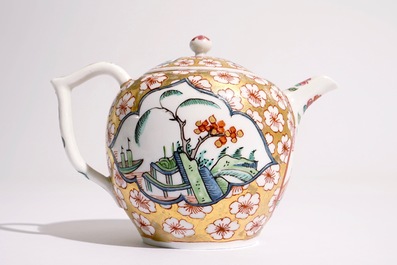 Une th&eacute;i&egrave;re en porcelaine de Meissen d&eacute;cor&eacute;e aux Pays-Bas, vers 1720