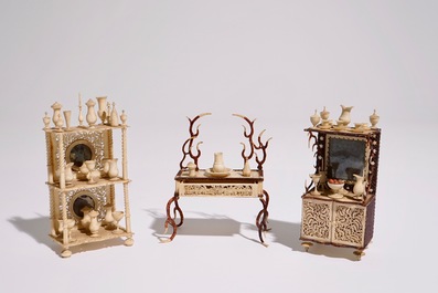Un ensemble de mobilier miniature pour une maison de poup&eacute;e, France, 19&egrave;me