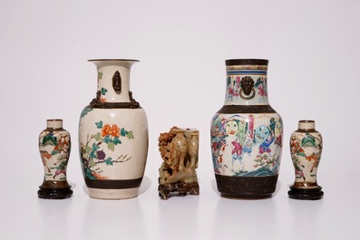 Quatre vases en porcelaine de Chine famille rose et verte de type craquel&eacute; et un porte-cigarettes en pierre de savon, 19/20&egrave;me