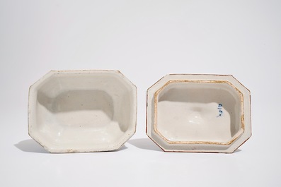 Une terrine et son couvercle en fa&iuml;ence de Delft bleu et blanc, 18&egrave;me