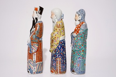 Un ensemble de trois figures d'immortels en porcelaine de Chine famille rose, 19/20&egrave;me