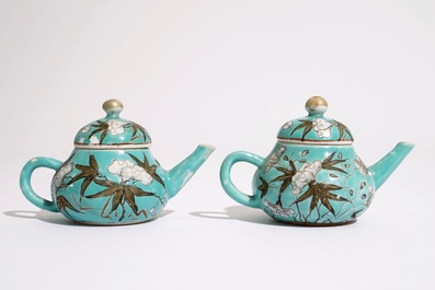 Une paire de th&eacute;i&egrave;res miniatures en porcelaine de Chine de style Dayazhai, 19&egrave;me