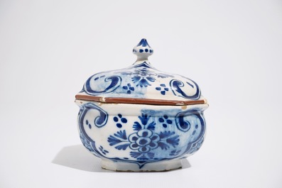 Une terrine et son couvercle en fa&iuml;ence de Delft bleu et blanc, 18&egrave;me