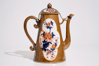Une cafeti&egrave;re en porcelaine de Chine de style Imari sur fond brun capucin, Qianlong