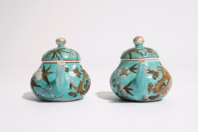 Une paire de th&eacute;i&egrave;res miniatures en porcelaine de Chine de style Dayazhai, 19&egrave;me