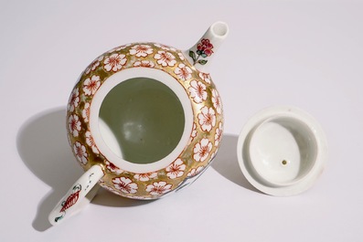 Une th&eacute;i&egrave;re en porcelaine de Meissen d&eacute;cor&eacute;e aux Pays-Bas, vers 1720
