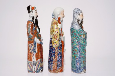 Un ensemble de trois figures d'immortels en porcelaine de Chine famille rose, 19/20&egrave;me