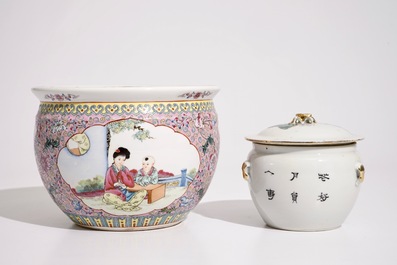 Een Chinese qianjiang cai dekselpot en een famille rose bloempot, 19/20e eeuw