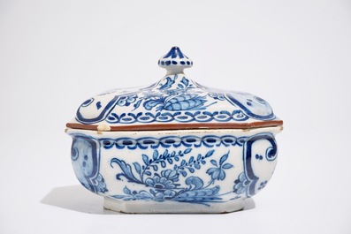 Une terrine et son couvercle en fa&iuml;ence de Delft bleu et blanc, 18&egrave;me