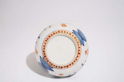 Un vase de forme bouteille en porcelaine de Chine de style Imari, Kangxi