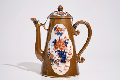 Une cafeti&egrave;re en porcelaine de Chine de style Imari sur fond brun capucin, Qianlong